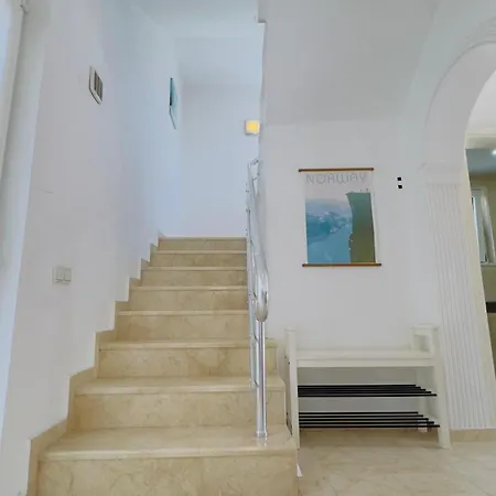 Cozy 4br With Pool In Kadriyebelek