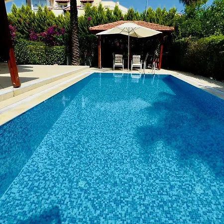 Villa Cozy 4br With Pool In Kadriyebelek